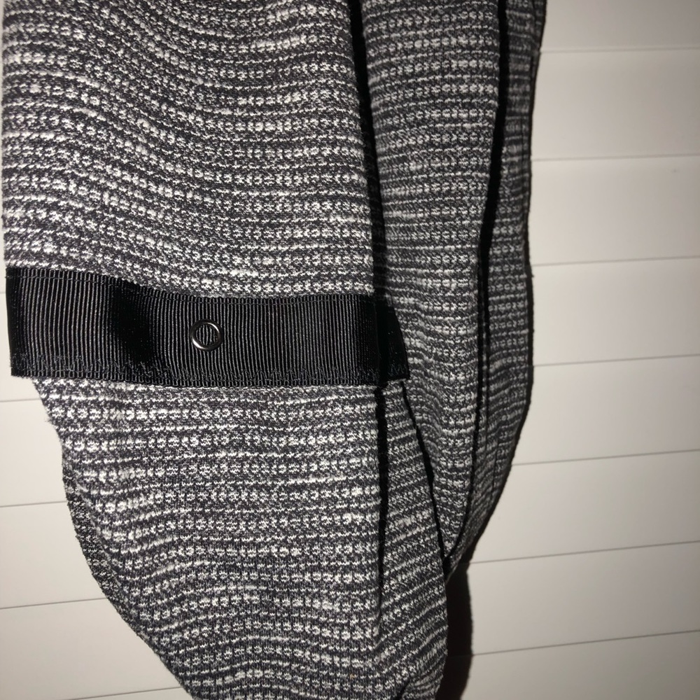 Lululemon black and white scarf